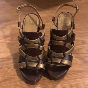 #Fergie. Fergalicious Brown/Gold Sz 7 Heels NWOB